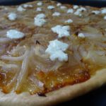 Coca de cebolla blanca mallorquina con mermelada de higos