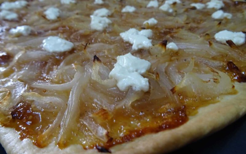 Coca de cebolla blanca mallorquina con mermelada de higos
